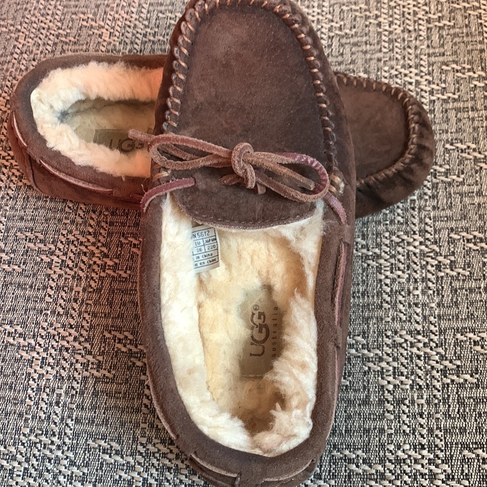 - Ugg Slippers Excellent Condition - image 4
